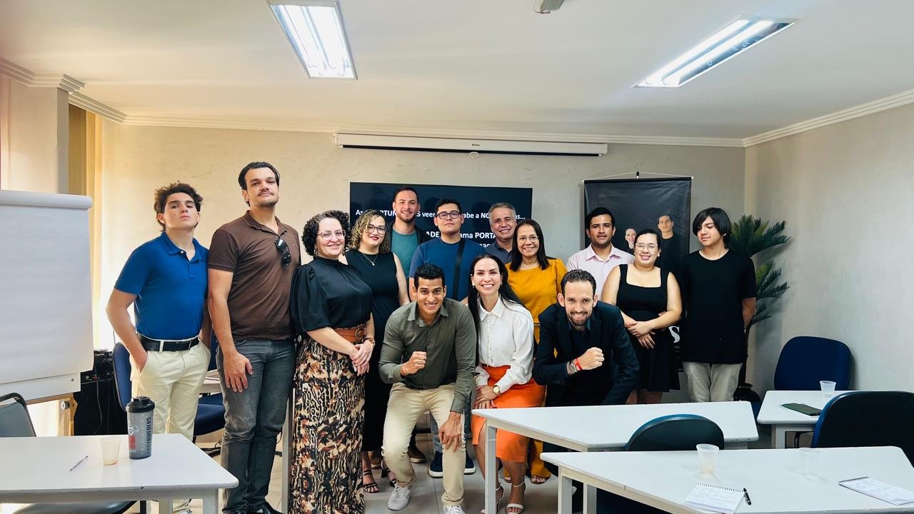 Turma reunida em sala de treinamento Trinus