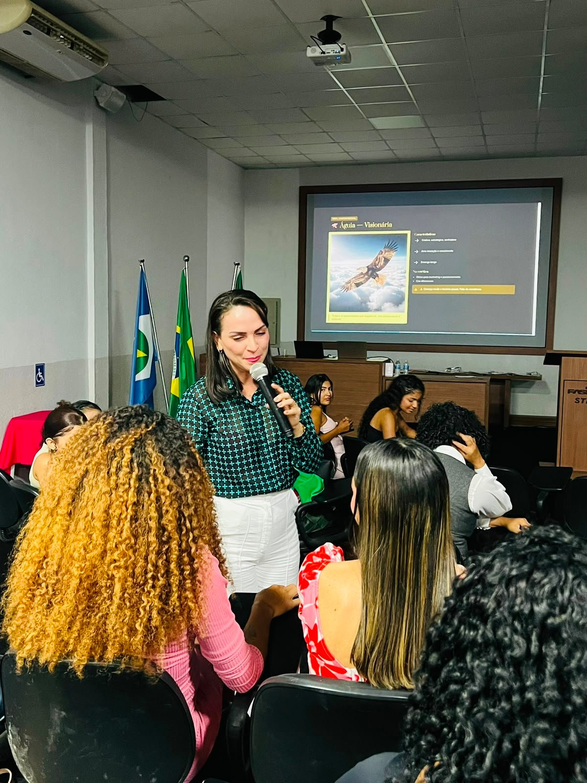 Flávia Simone apresentando treinamento de perfil comportamental